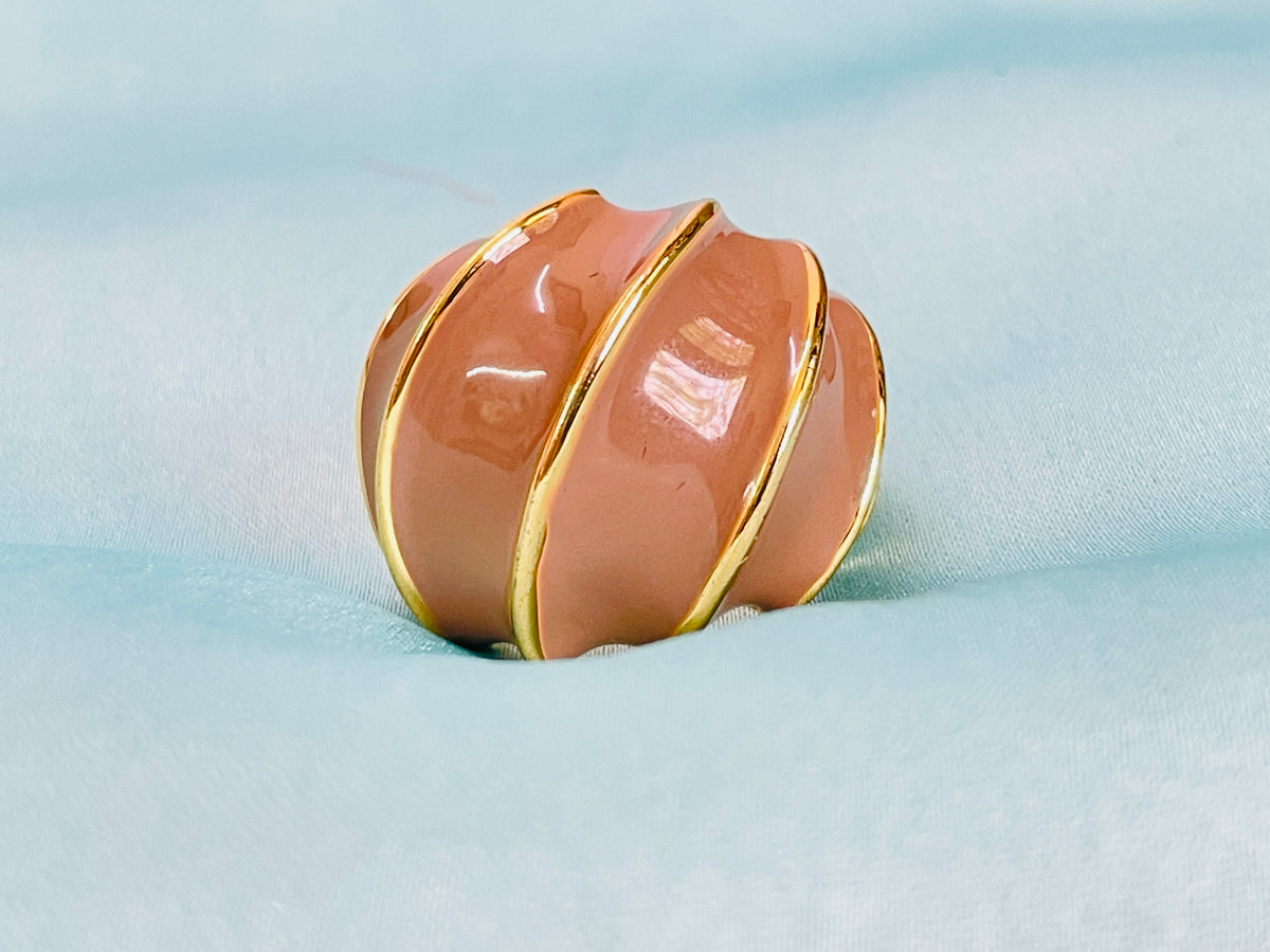 Gold Wavy Statement Enamel Ring – Contemporary Fashion Jewelry