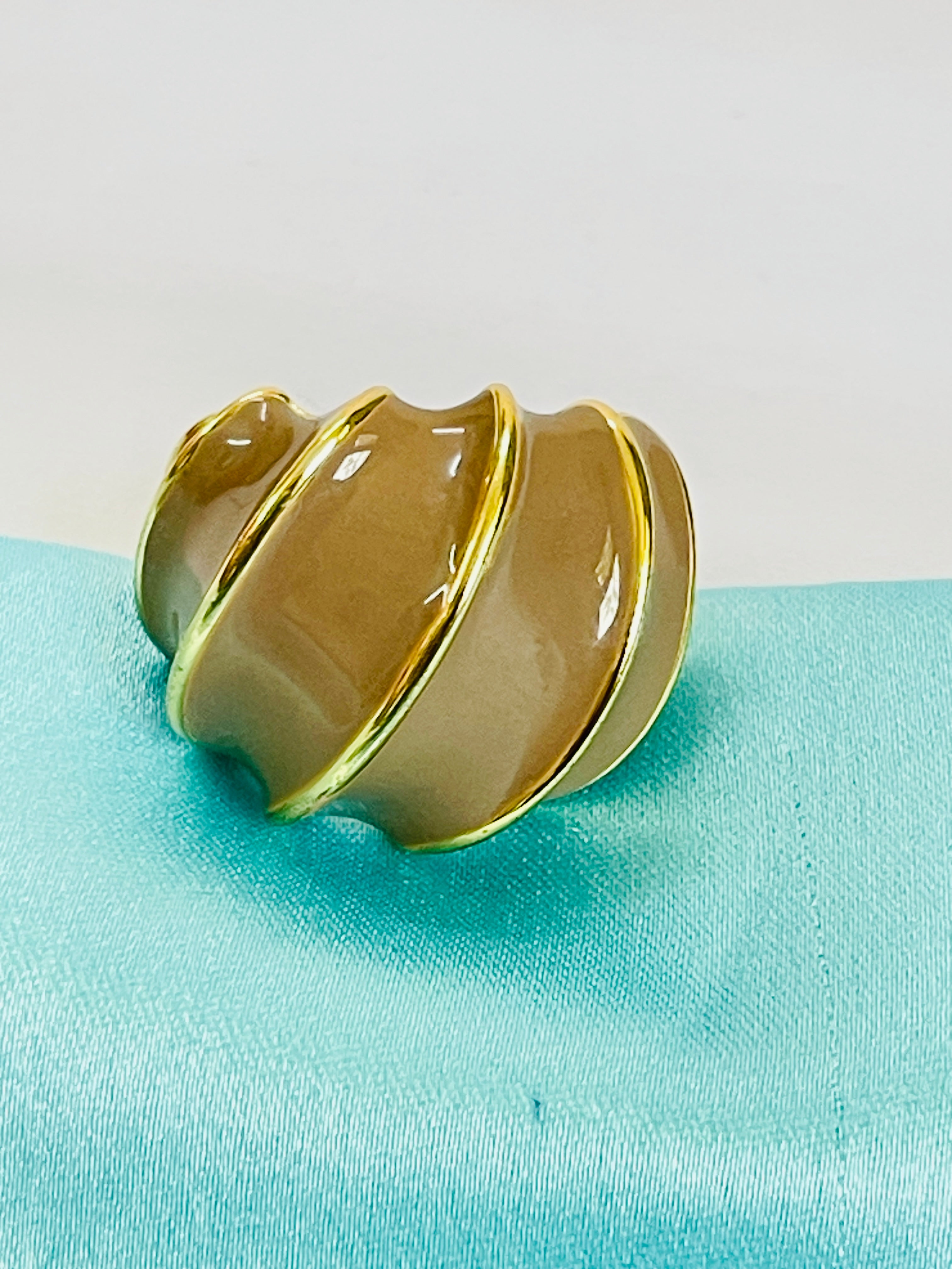 Gold Wavy Statement Enamel Ring – Contemporary Fashion Jewelry